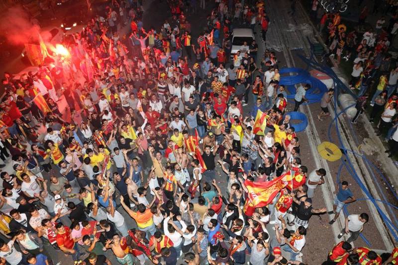 İzmirliler sabaha kadar uyumadı