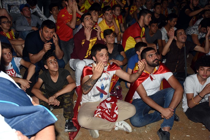 İzmirliler sabaha kadar uyumadı