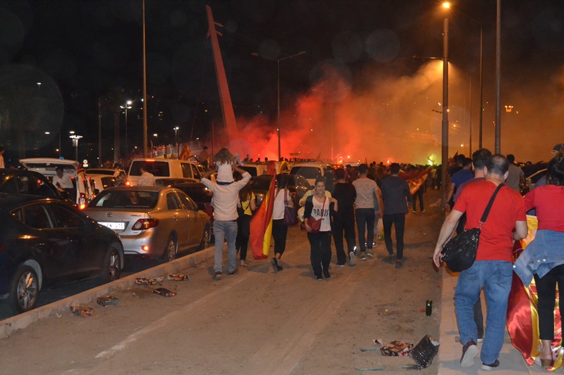 İzmirliler sabaha kadar uyumadı