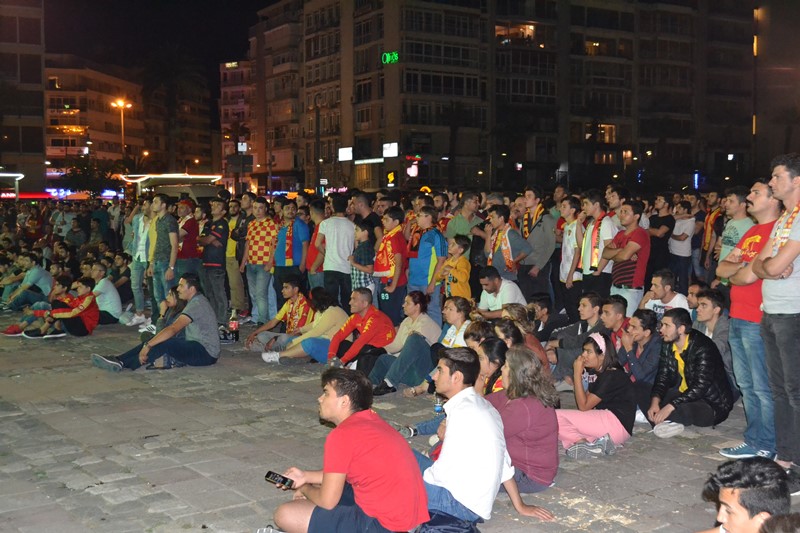 İzmirliler sabaha kadar uyumadı