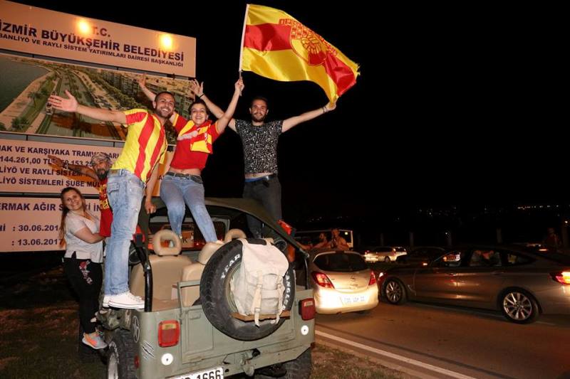 İzmirliler sabaha kadar uyumadı