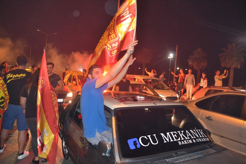 İzmirliler sabaha kadar uyumadı