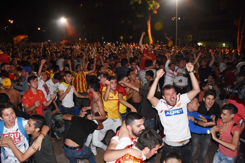 İzmirliler sabaha kadar uyumadı