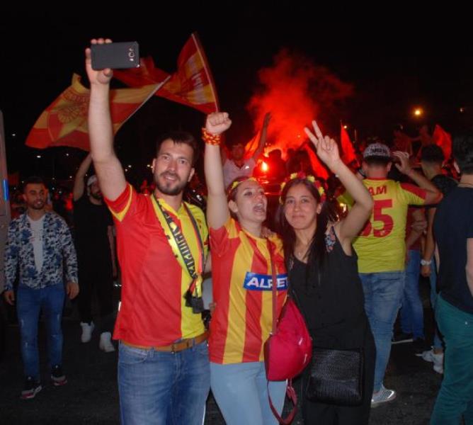 İzmirliler sabaha kadar uyumadı