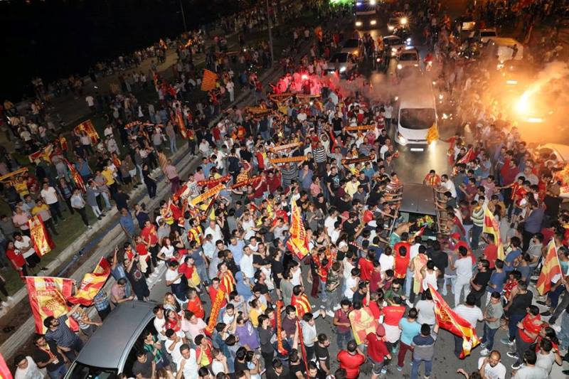 İzmirliler sabaha kadar uyumadı