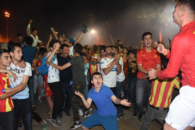 İzmirliler sabaha kadar uyumadı