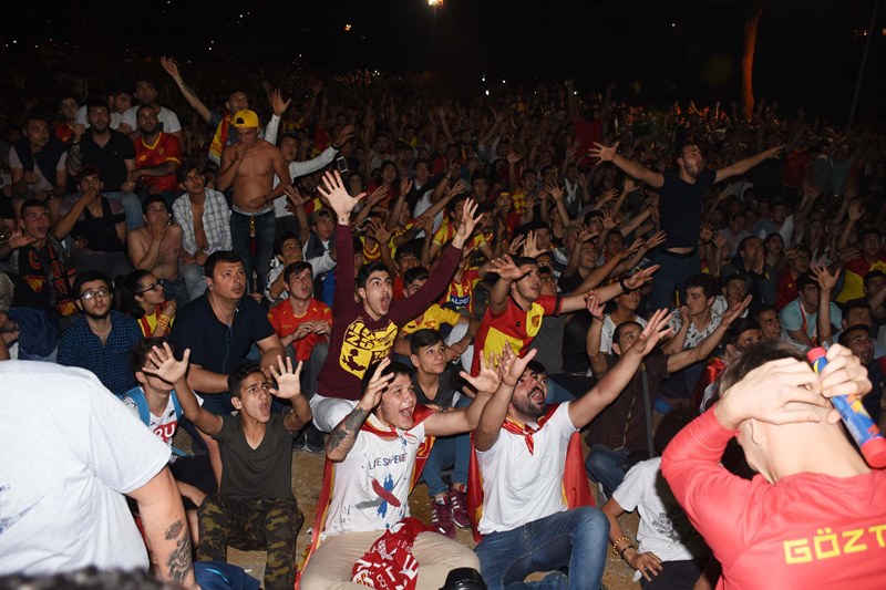 İzmirliler sabaha kadar uyumadı