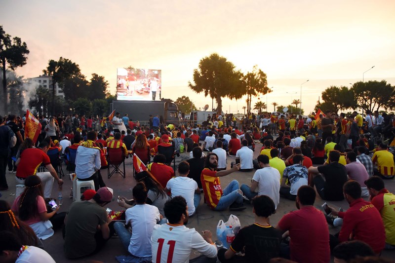 İzmirliler sabaha kadar uyumadı