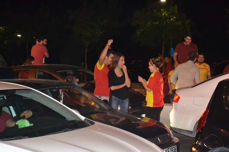 İzmirliler sabaha kadar uyumadı