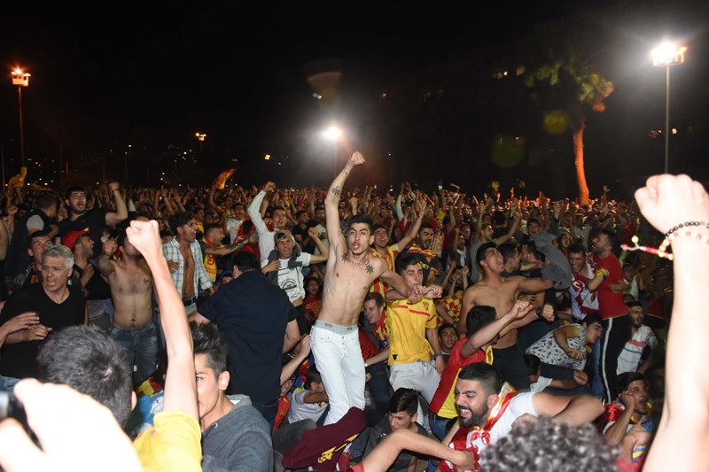 İzmirliler sabaha kadar uyumadı