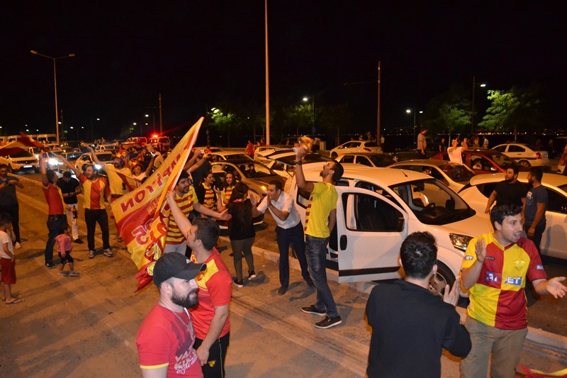 İzmirliler sabaha kadar uyumadı