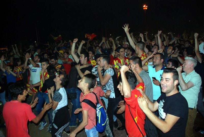 İzmirliler sabaha kadar uyumadı