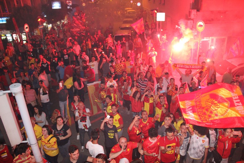 Şampiyon taraftarıyla buluştu