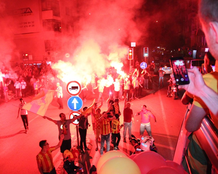 Şampiyon taraftarıyla buluştu