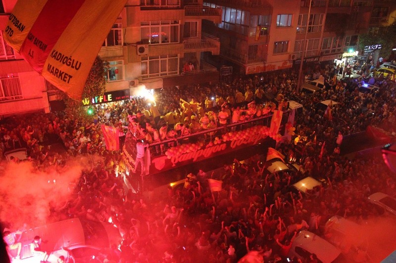 Şampiyon taraftarıyla buluştu