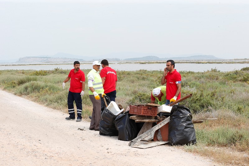Çiğli sahilinde büyük temizlik harekatı