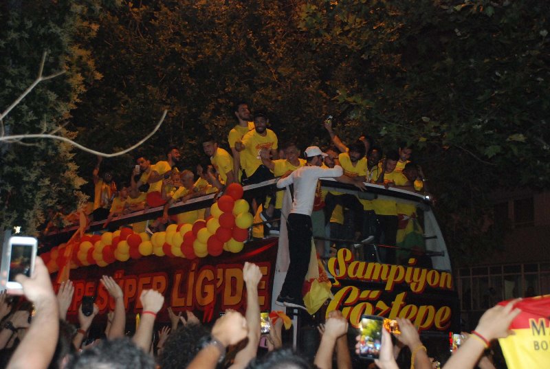 Şampiyon taraftarıyla buluştu