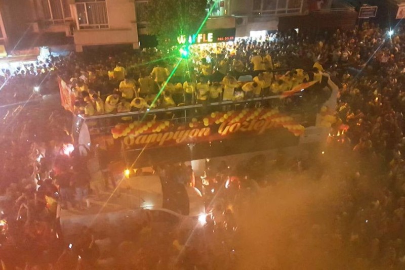 Şampiyon taraftarıyla buluştu