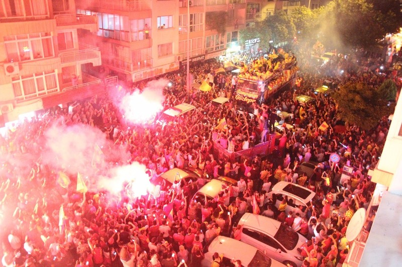 Şampiyon taraftarıyla buluştu