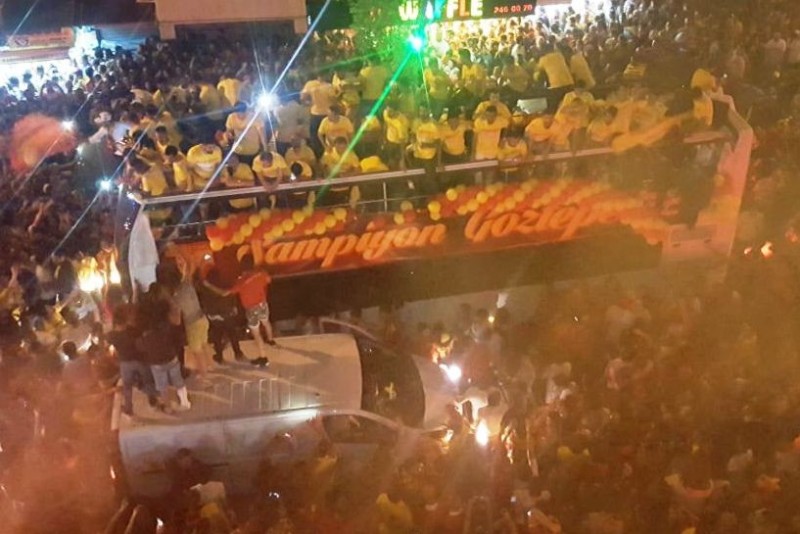 Şampiyon taraftarıyla buluştu