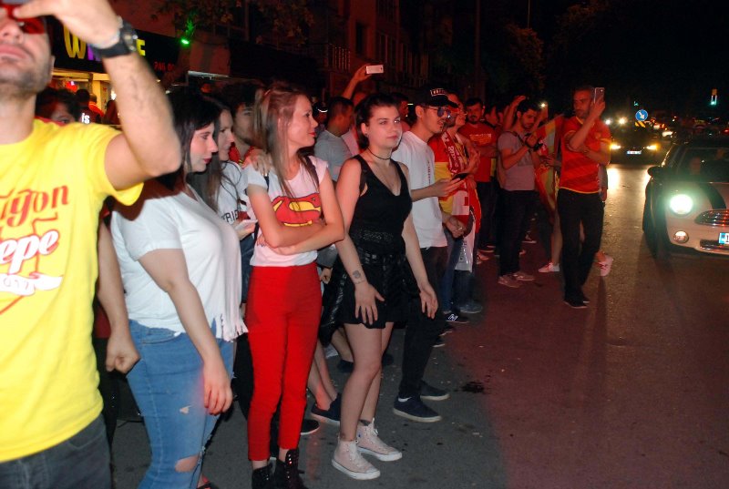 Şampiyon taraftarıyla buluştu