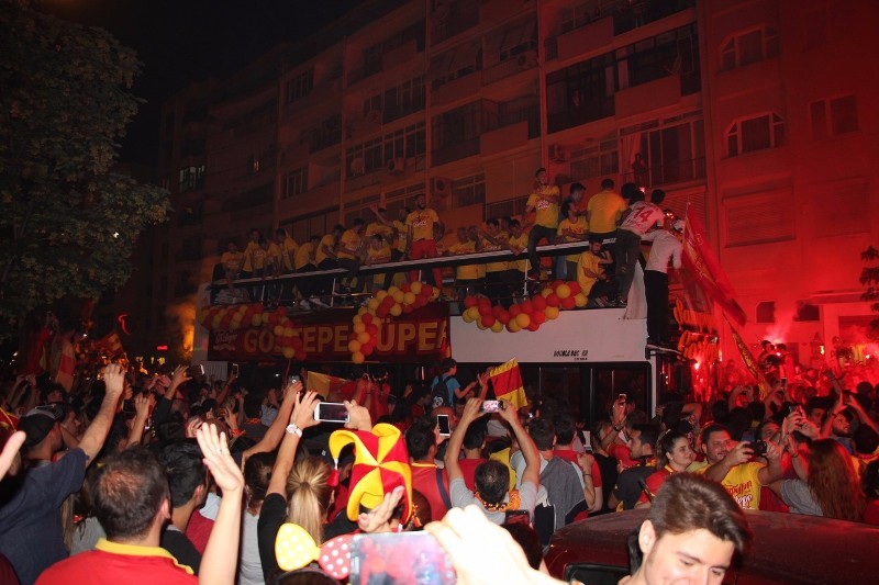 Şampiyon taraftarıyla buluştu