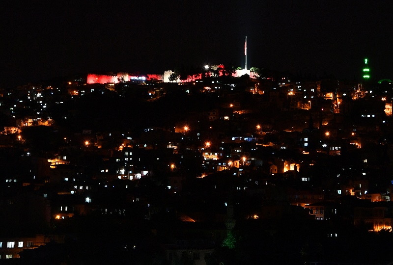 Kadifekale geceleri de parlıyor