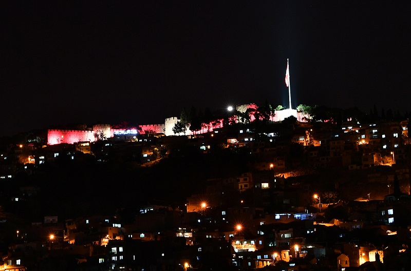 Kadifekale geceleri de parlıyor
