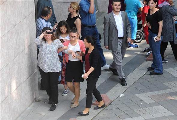 Deprem İzmir'de panik yarattı