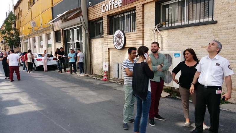 Deprem İzmir'de panik yarattı