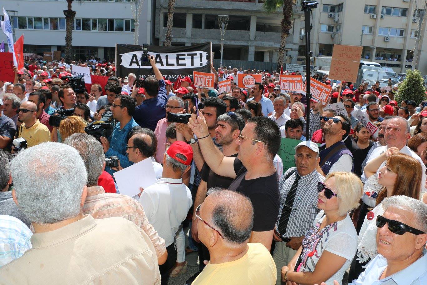 CHP 'adalet' için toplandı