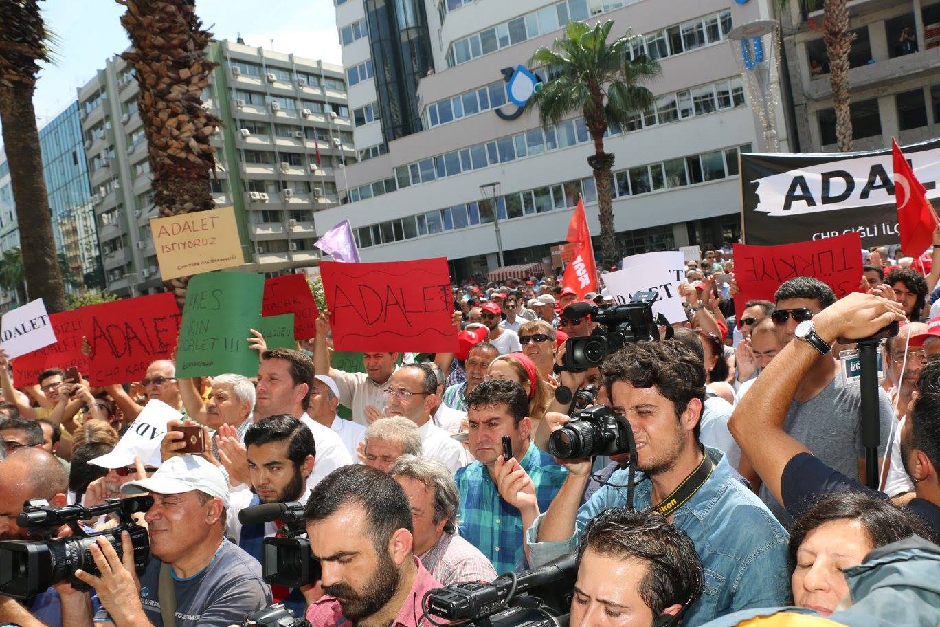 CHP 'adalet' için toplandı