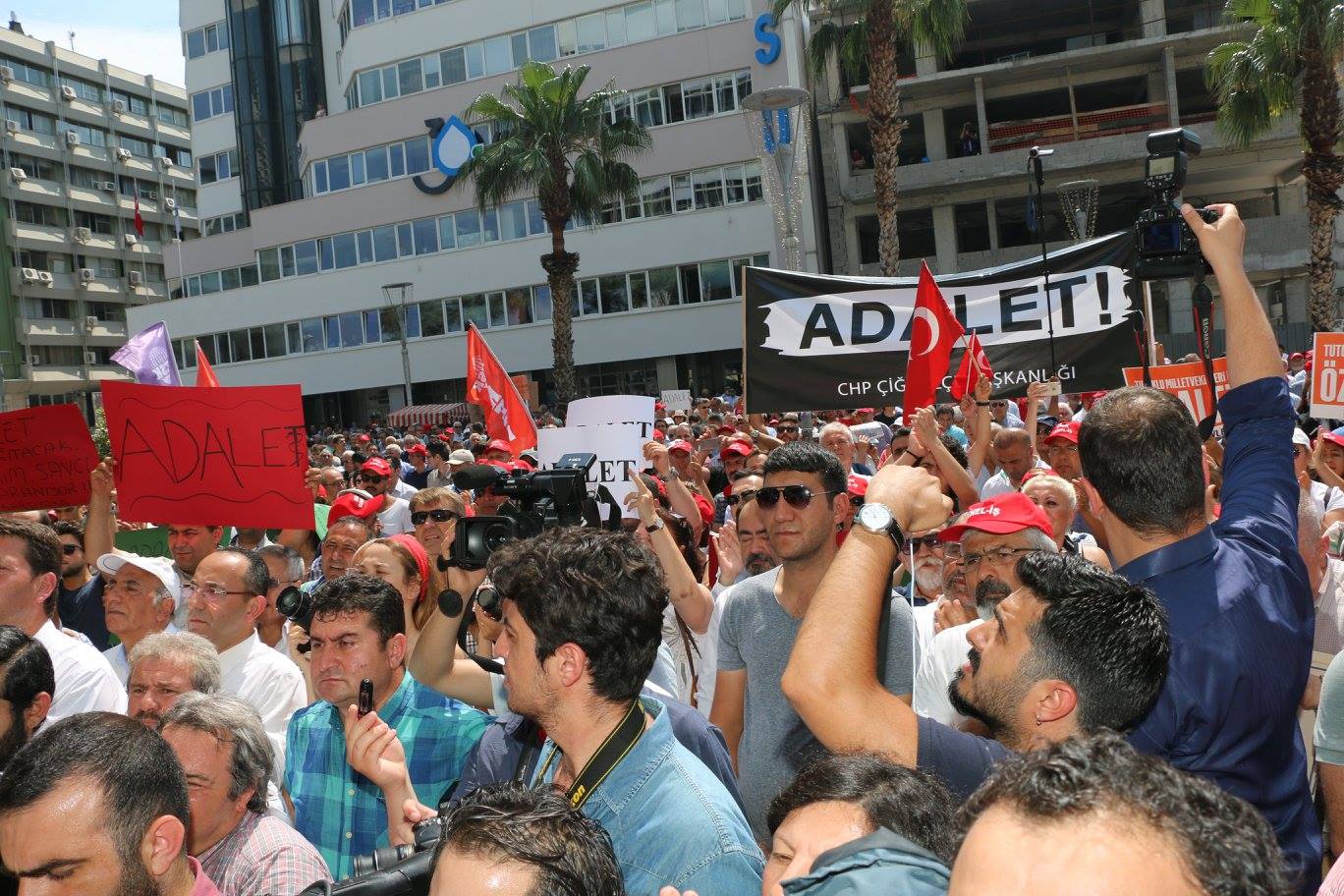 CHP 'adalet' için toplandı