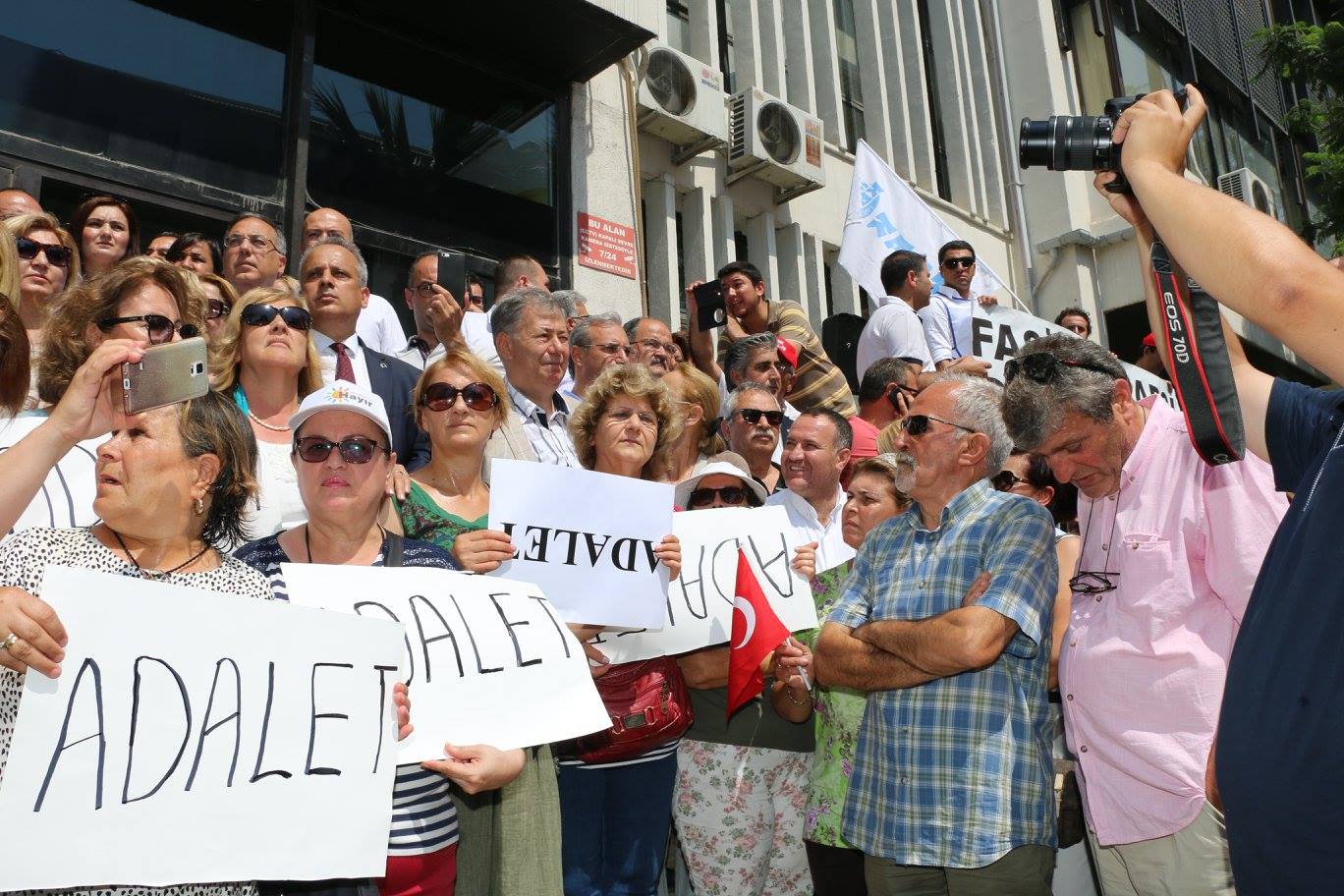 CHP 'adalet' için toplandı