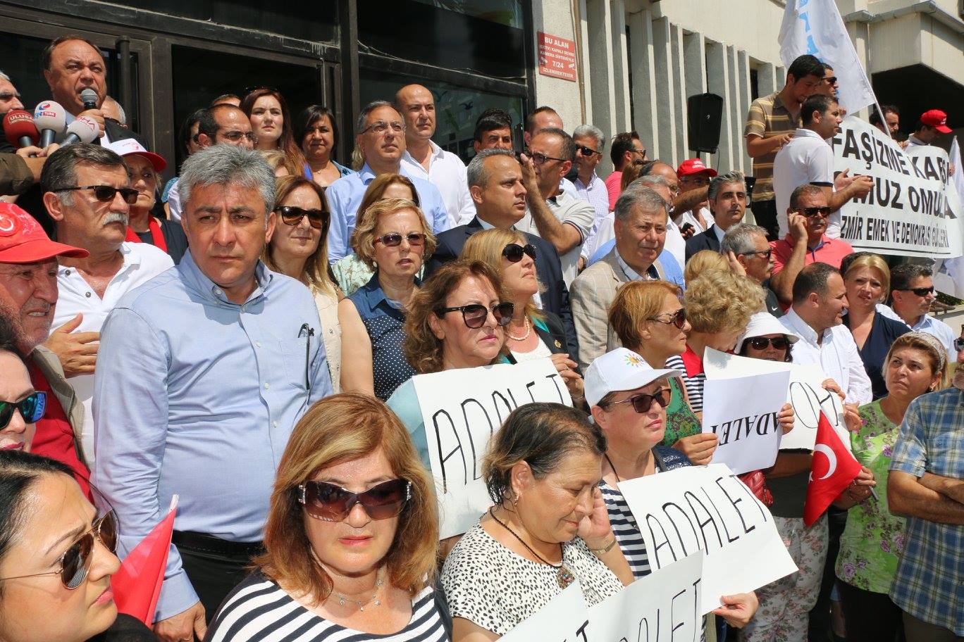 CHP 'adalet' için toplandı