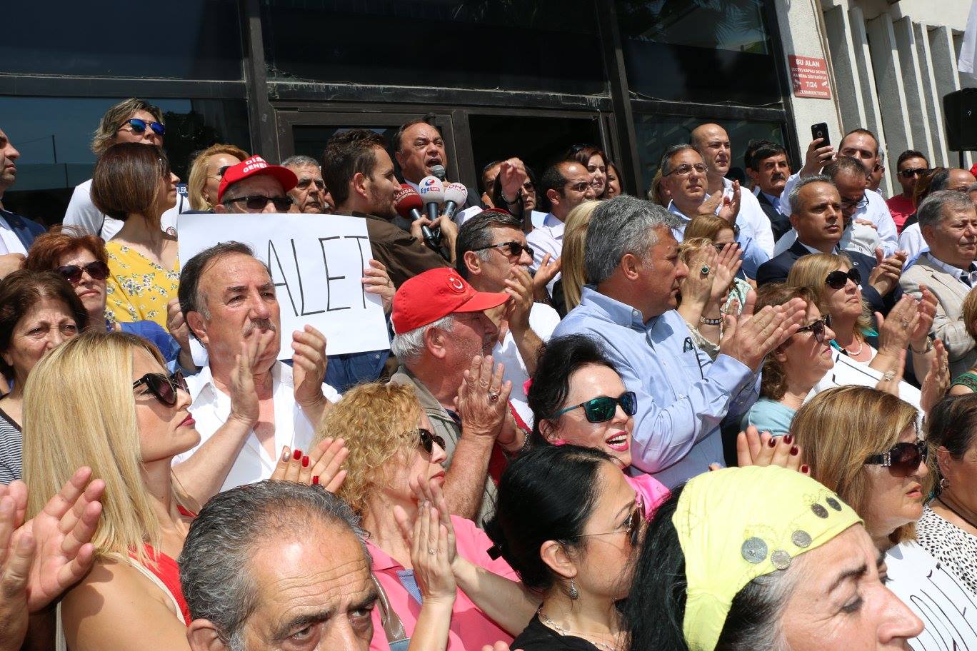 CHP 'adalet' için toplandı