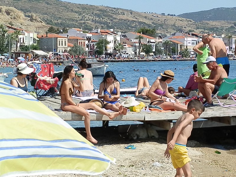 Sahillerde adım atacak yer kalmadı