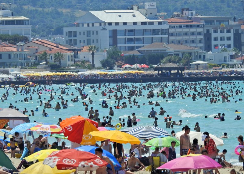 Sahillerde adım atacak yer kalmadı