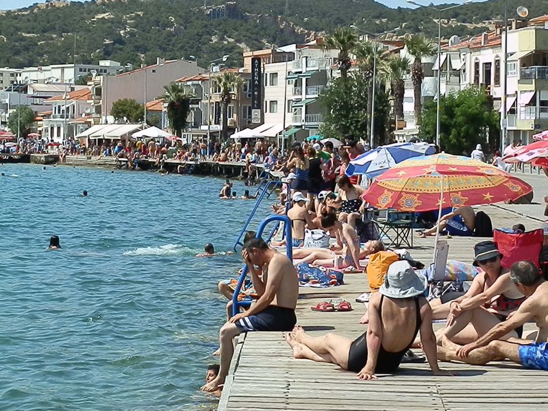 Sahillerde adım atacak yer kalmadı
