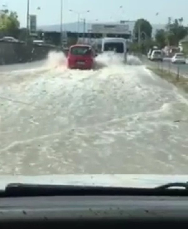 İzmir'de su borusu böyle patladı