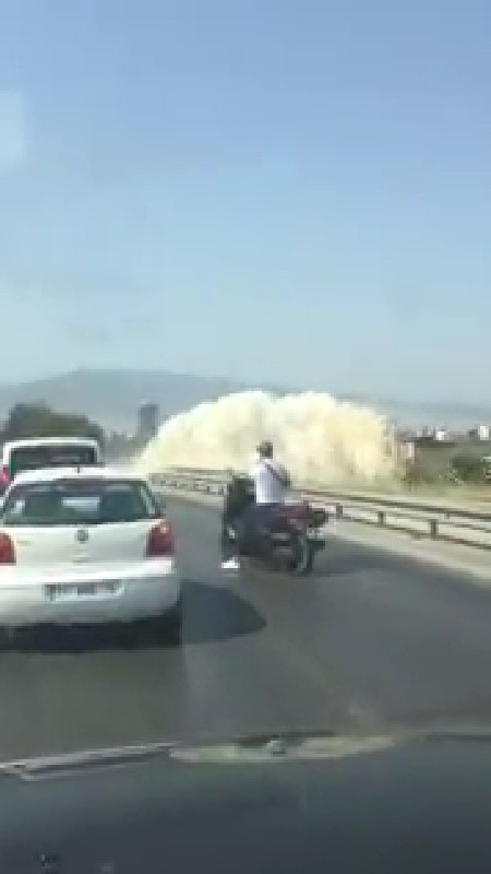 İzmir'de su borusu böyle patladı