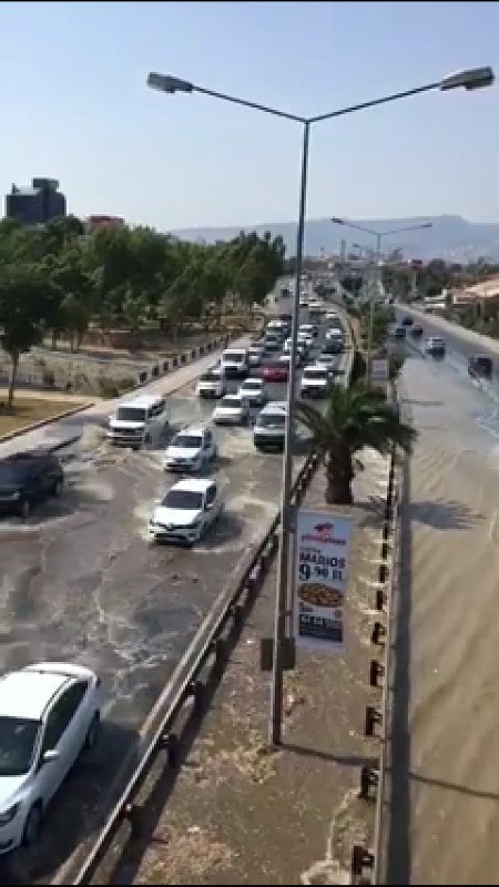 İzmir'de su borusu böyle patladı