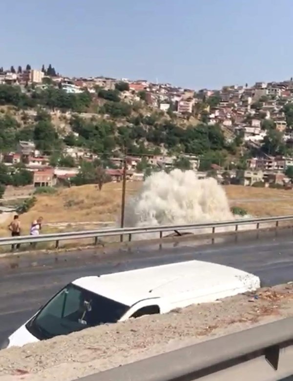 İzmir'de su borusu böyle patladı