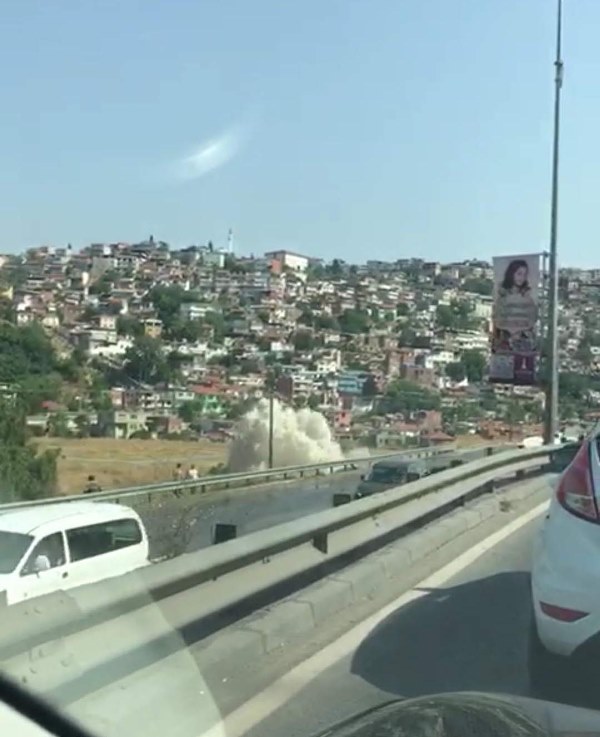 İzmir'de su borusu böyle patladı