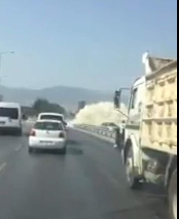 İzmir'de su borusu böyle patladı
