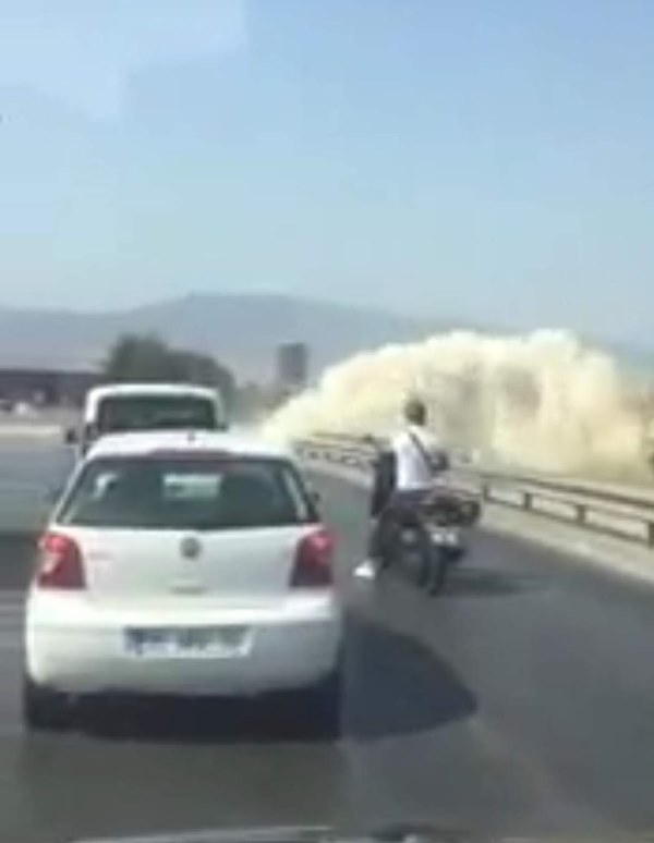 İzmir'de su borusu böyle patladı