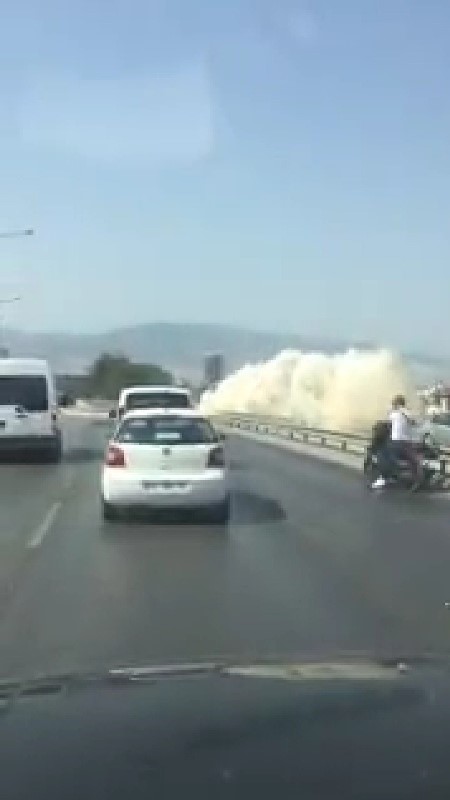 İzmir'de su borusu böyle patladı