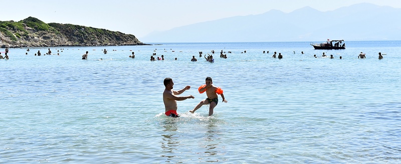 Sıcaktan bunalan İzmirliler Yassıcaada'ya koştu
