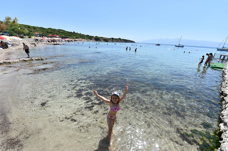 Sıcaktan bunalan İzmirliler Yassıcaada'ya koştu