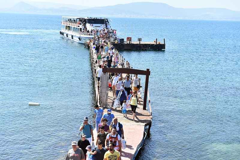Sıcaktan bunalan İzmirliler Yassıcaada'ya koştu